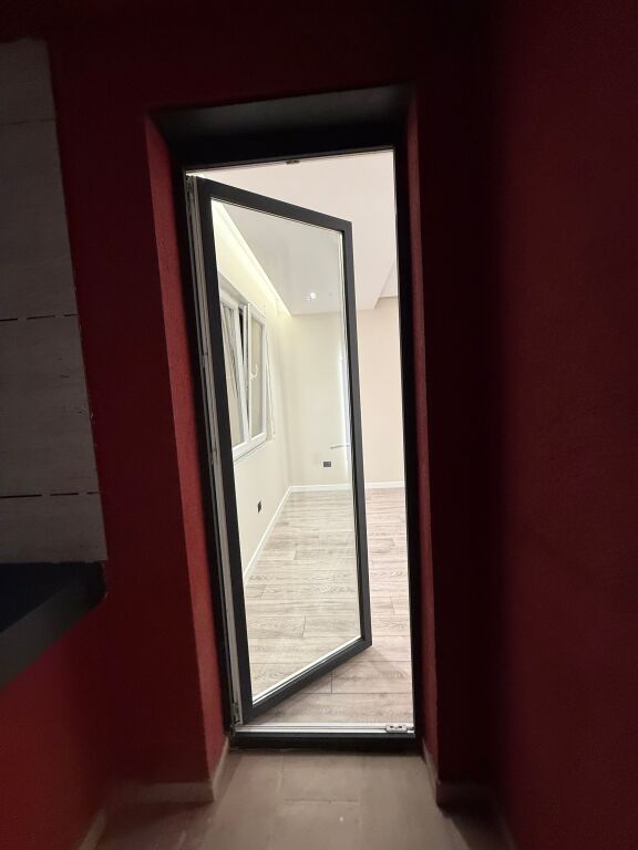 Apartament 2+1+ parkim për qira – i përshtatshëm për biznes (kati 2)