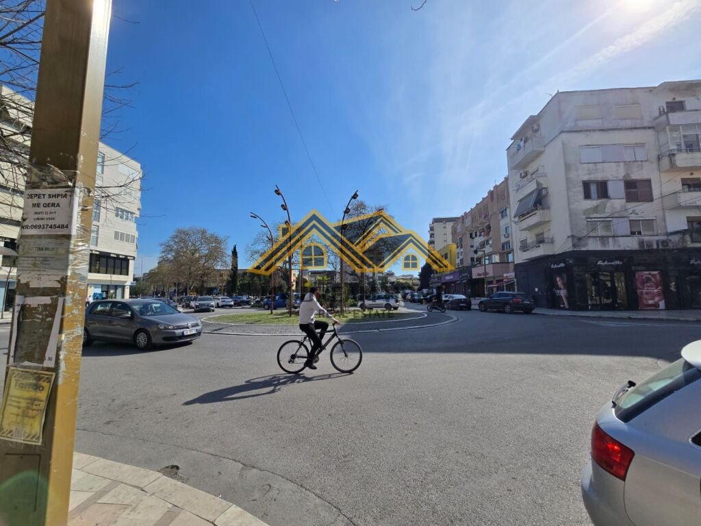 VENDESI COMMERCIALE IN VENDITA VICINO ALLA PIAZZA PRANVERA!