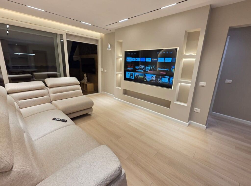 Apartament 2+1 me verandë, tek Ish Ekspozita!