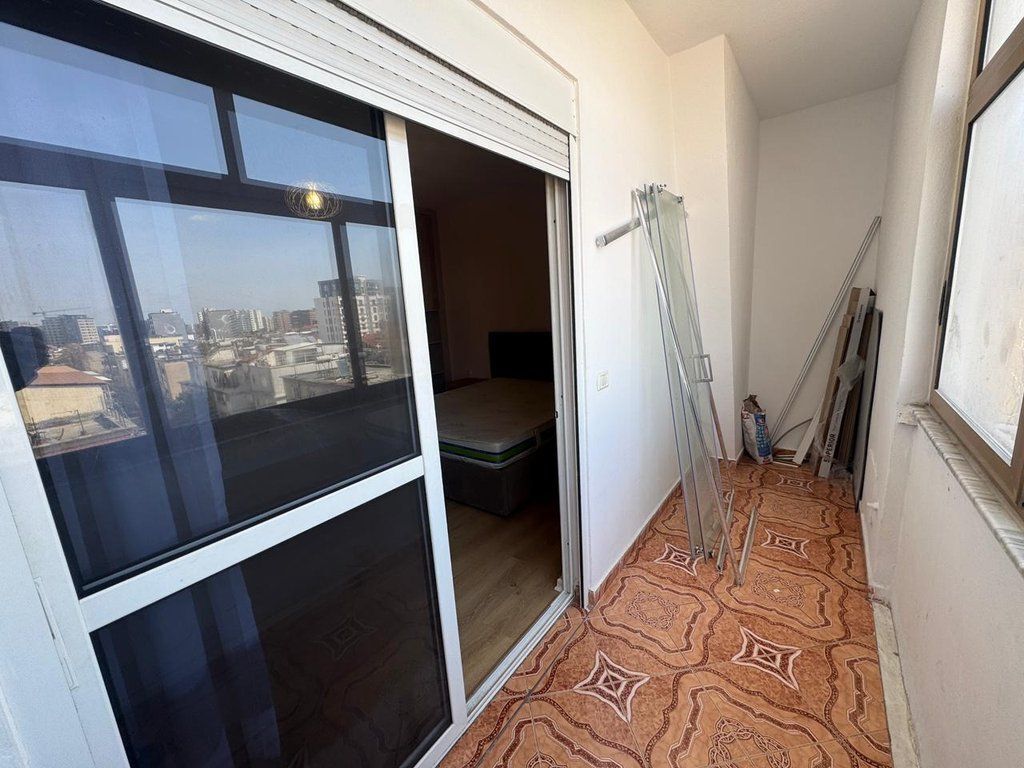 Shitet apartament 2+1+post parkimi Rruga e Kavajes