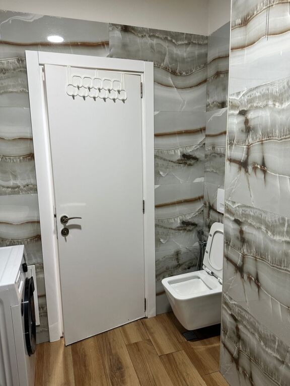 Rruga Riza Cerova,jepet me qera apartament 1+1,i mobiluar 50,000Leke .    