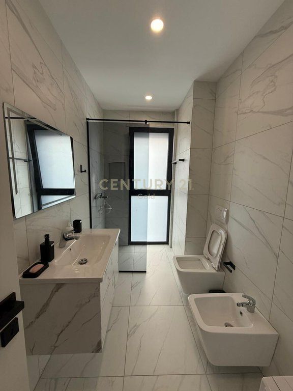 JEPET ME QERA APARTAMENT MODERN TE KOMPLEKSI FIORI DI BOSKO!