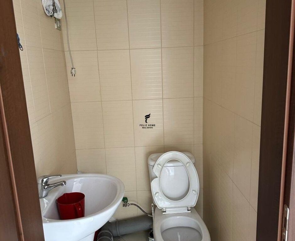 ZYRE ME QERA 60 M2 PAZARI I RI 70.000 LEKE FH-65996