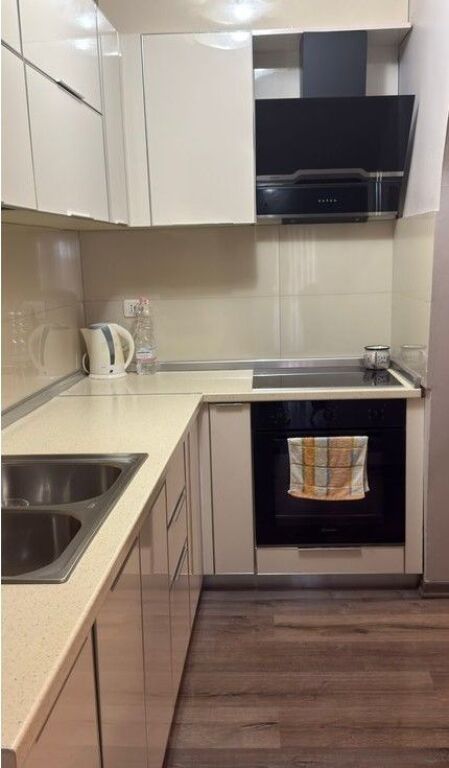 Vendesi in vendita 2+1+2 in Via Naim Frasheri