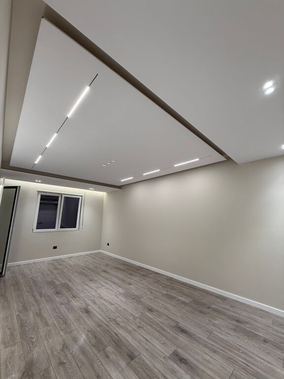 Apartament 2+1+ parkim për qira – i përshtatshëm për biznes (kati 2)