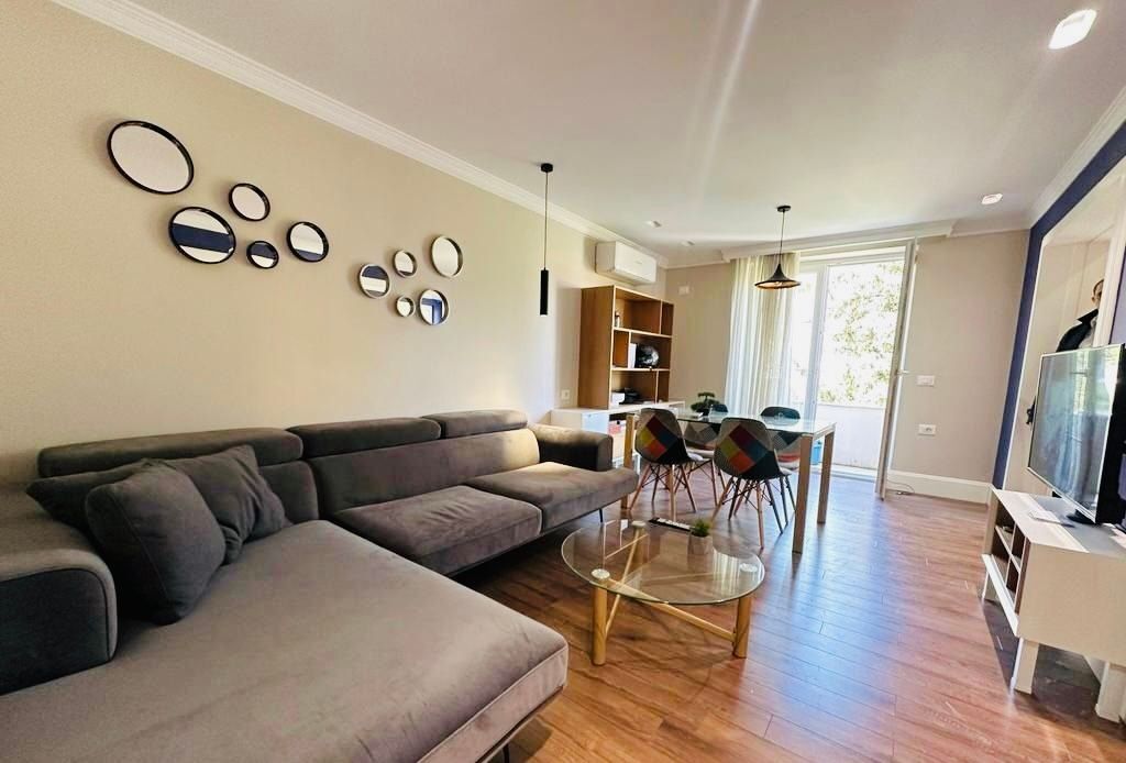 Appartamento 1+1 in Affitto – Cuore di Blloku, Tirana