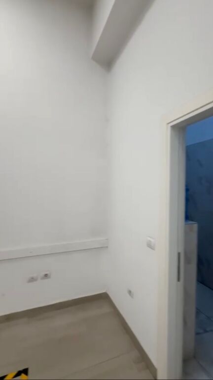 Negozio in affitto vicino al Comune di Parigi, via Robert Shvarc.