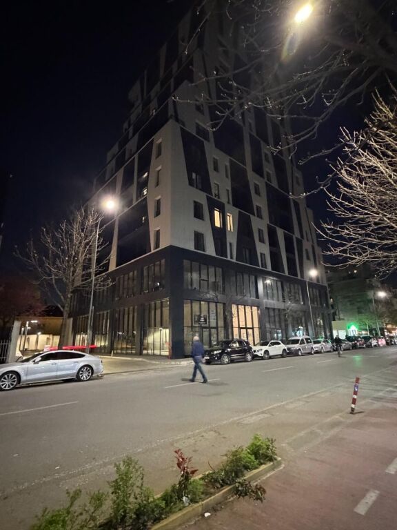 Jepet me Qira Zyrë, Rruga e Barrikadave