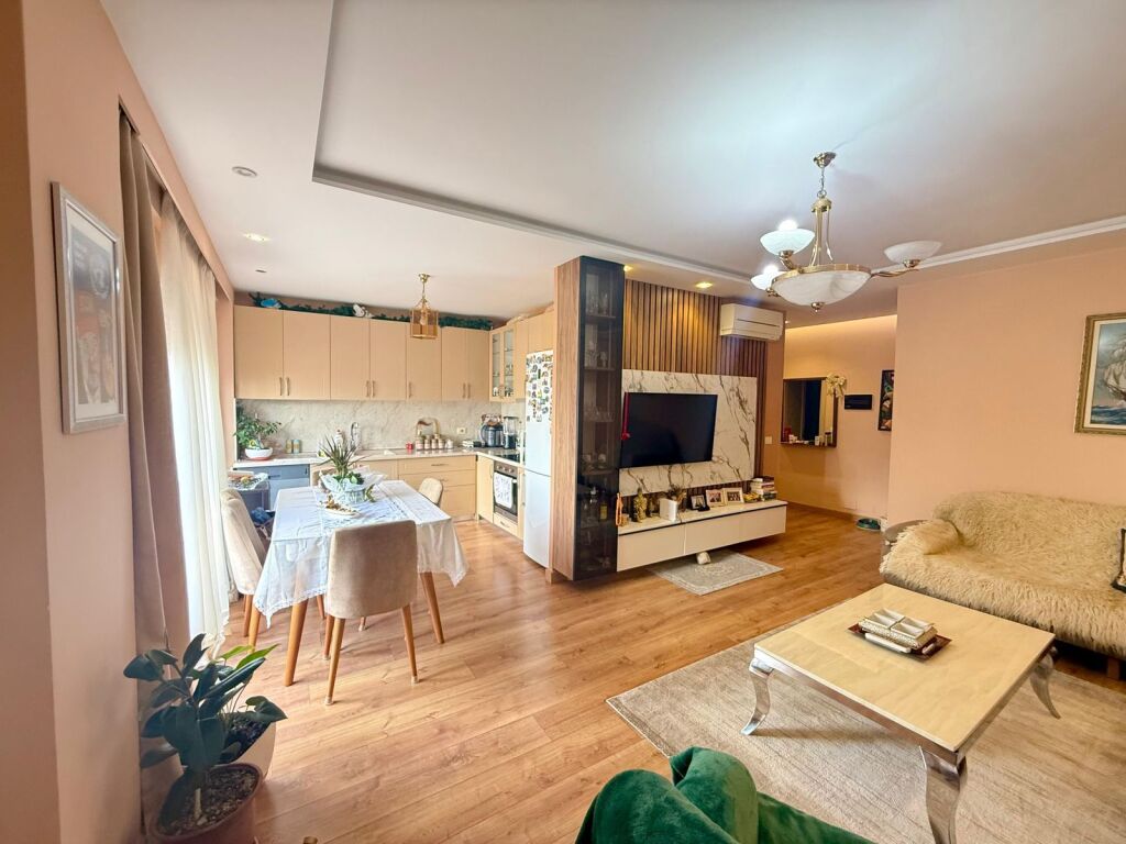 IN VENDITA appartamento moderno 3+1+2 con 2 posti auto, veranda, terrazza e deposito – Giardino Botanico 🌿