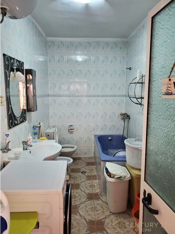 Shitet Ndërtesë + Truall pranë Shkollës "Sami Frashëri" – Mundësi Ideale për Banim ose Investim 300,000 €