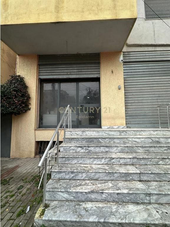 Unità commerciale in affitto vicino all'Ospedale Regionale di Durrës !!