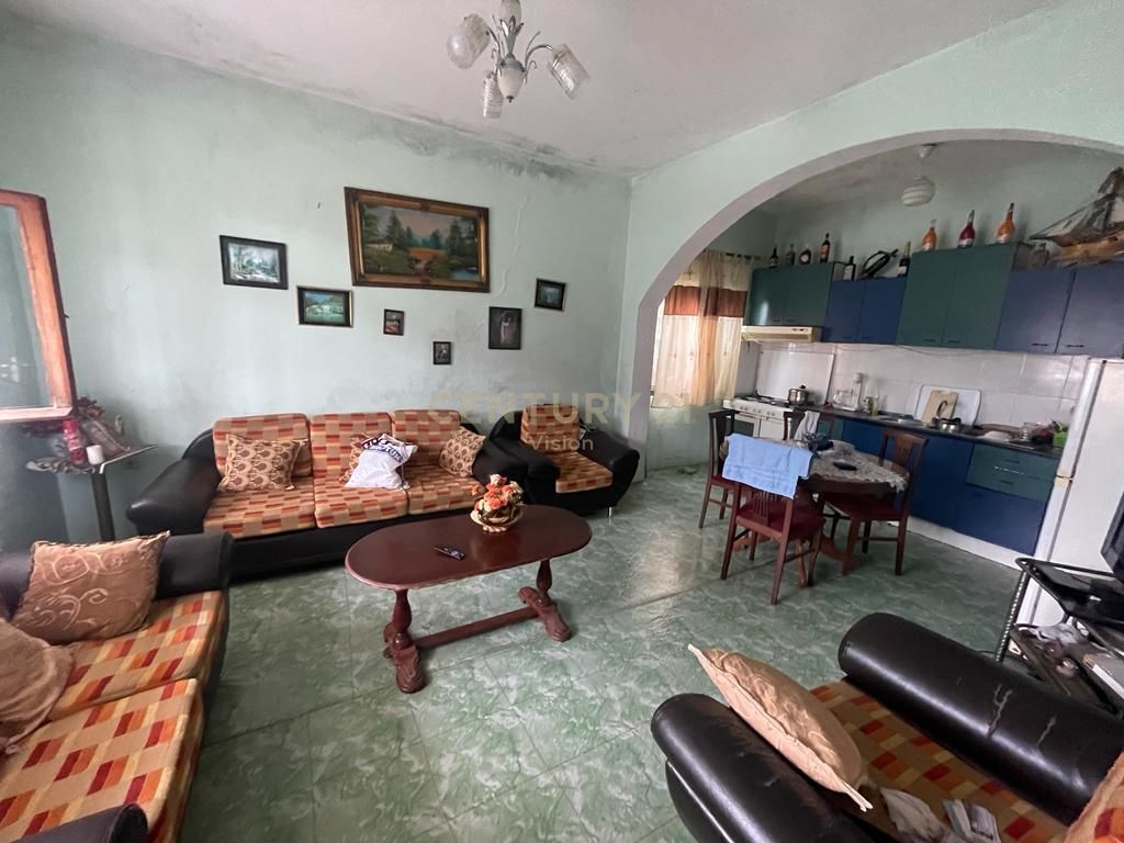 SHITET SHTEPI PRIVATE + TOKE NE RUS 150,000 €