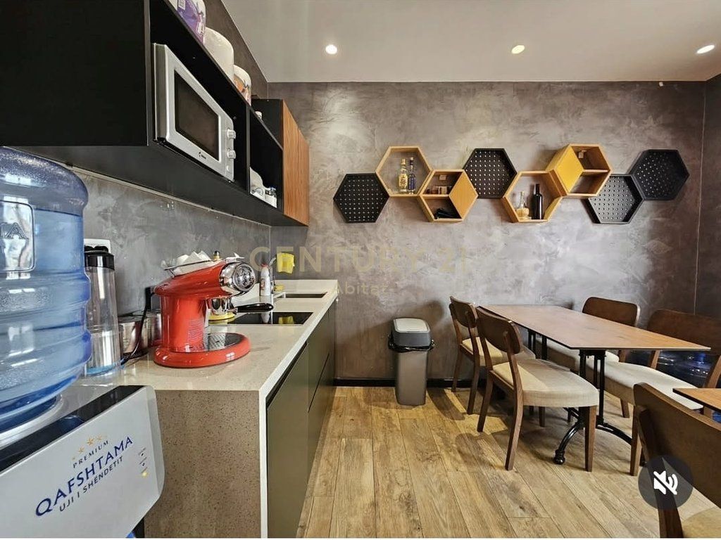 Shitet zyrë elitare në zemër të Bllokut!