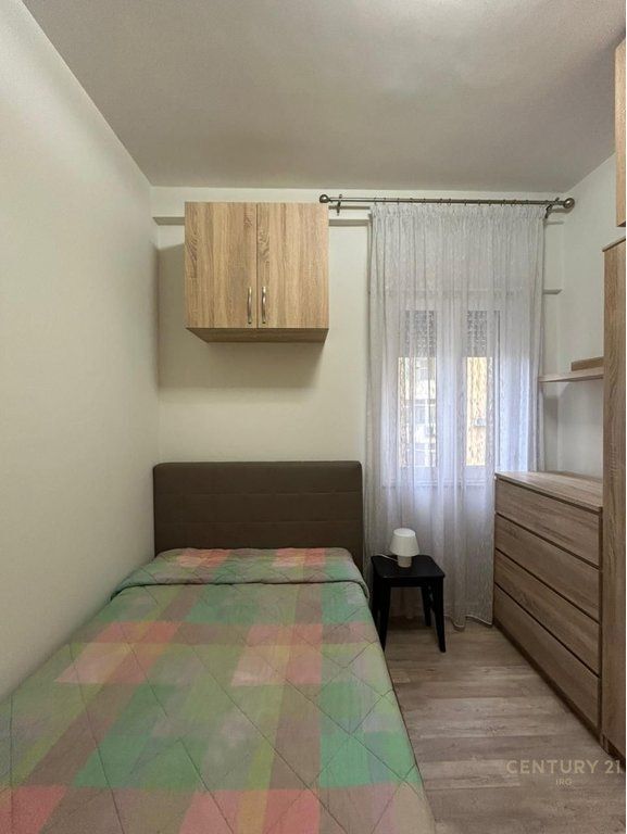 Jepet me qera apartament 1+1 te Komuna e Parisit, Rruga Prokop Mima.  650/muaj