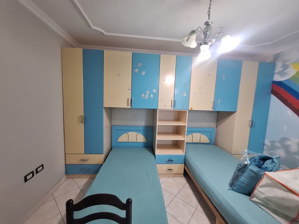 Shitet apartament 2+1+2 me post parkimi tek Dritan Hoxha!