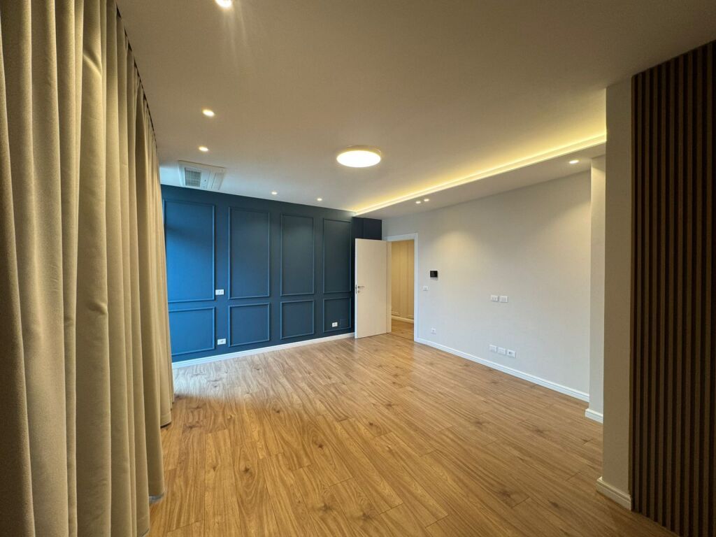 Office space for rent at Lake View Residence 1600€