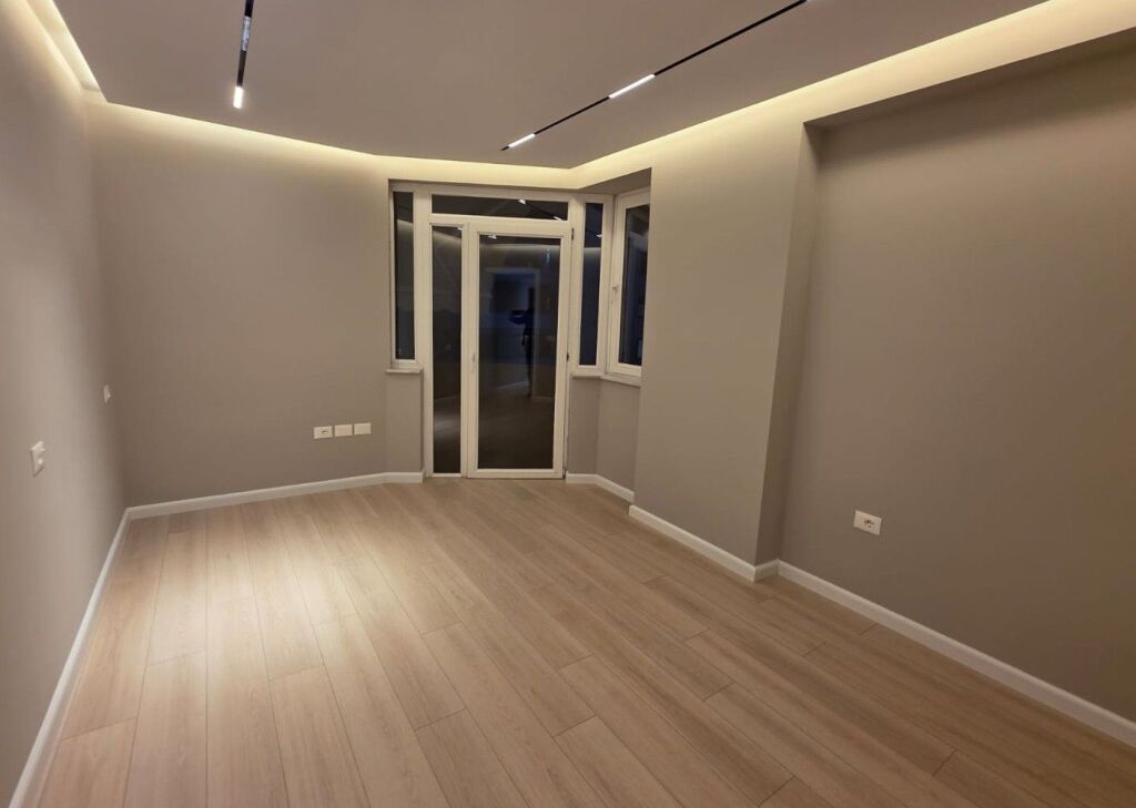 Apartament 2+1 me verandë, tek Ish Ekspozita!