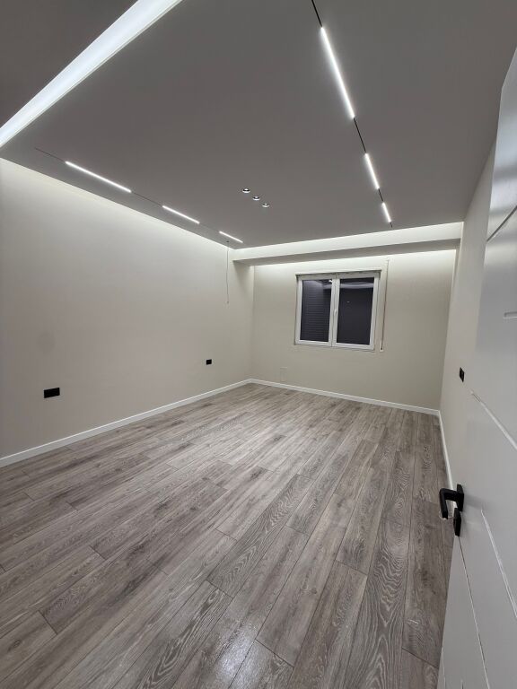 Apartament 2+1+ parkim për qira – i përshtatshëm për biznes (kati 2)