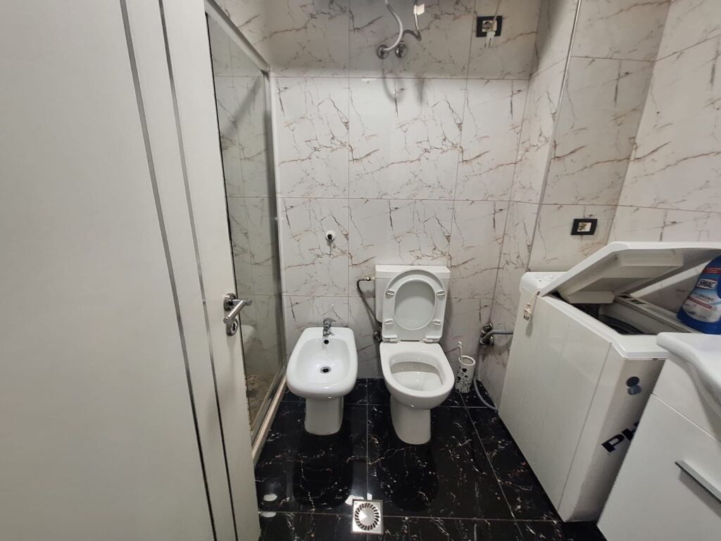 Shitet apartament 2+1+2 me post parkimi tek Dritan Hoxha!