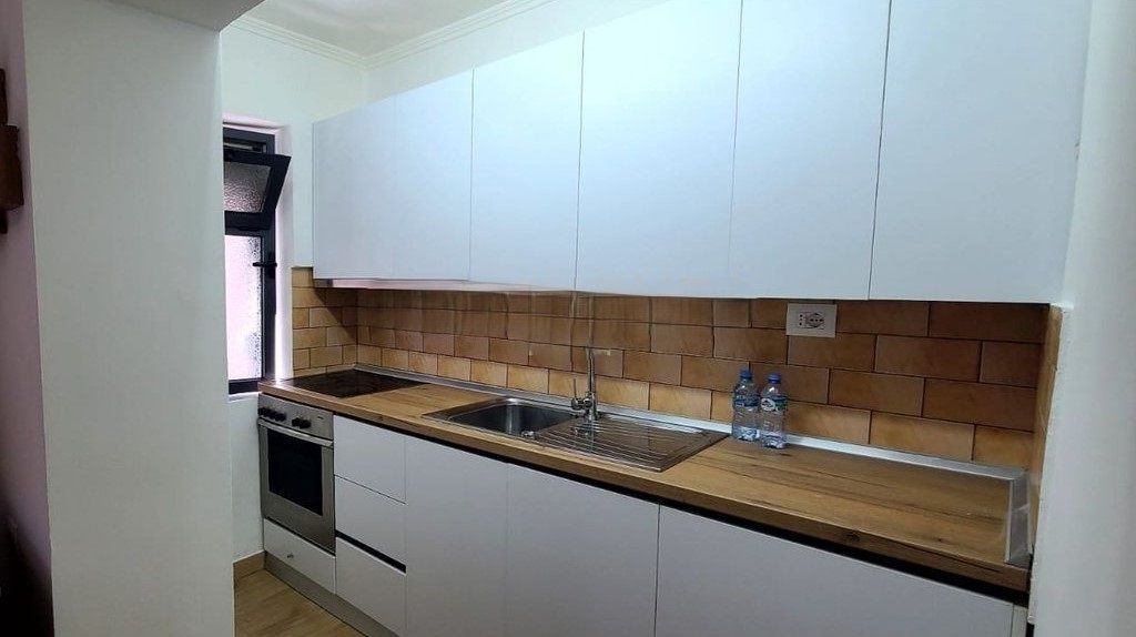 Jepet me qira – Apartament 1+1 në Rrugën Myslym Shyri