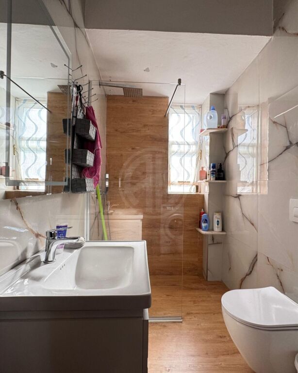 Vendesi in vendita 2+1 vicino al Mercato di Durazzo