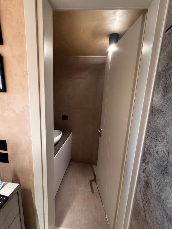 LOCALE COMMERCIALE IN VENDITA LUNGO LA STRADA