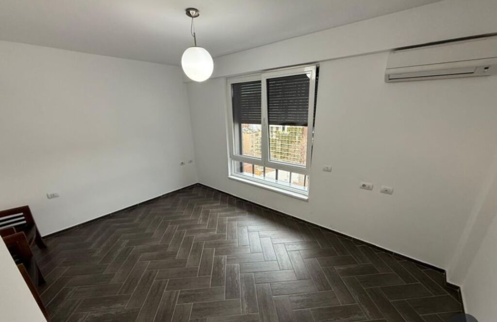 Jepet me qera ambjent per zyra ne Myslym Shyr