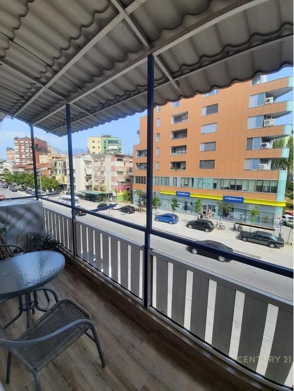 Shiten 2 garsoniere pranë Stadiumit Dinamo, në një zonë shumë të kërkuar të Tiranës.