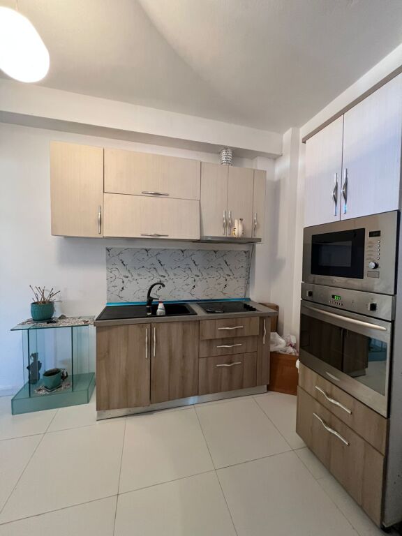 Shiten 2 apartamente 2+1 tek Komuna e Parisit