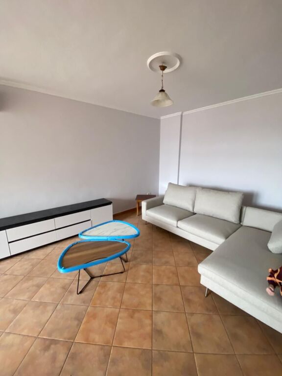 Affittasi appartamento 2+1+2 bagni di fronte a Delijorgji vicino al Centro Globe