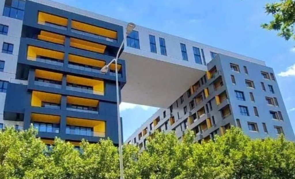 Near 21 December, a 1+1 apartment is for sale, in a new building with an elevator.