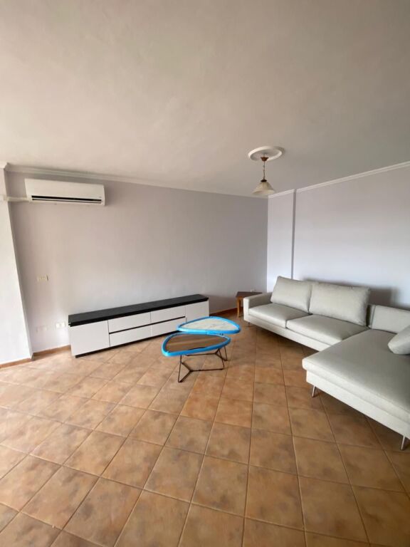 Affittasi appartamento 2+1+2 bagni di fronte a Delijorgji vicino al Centro Globe