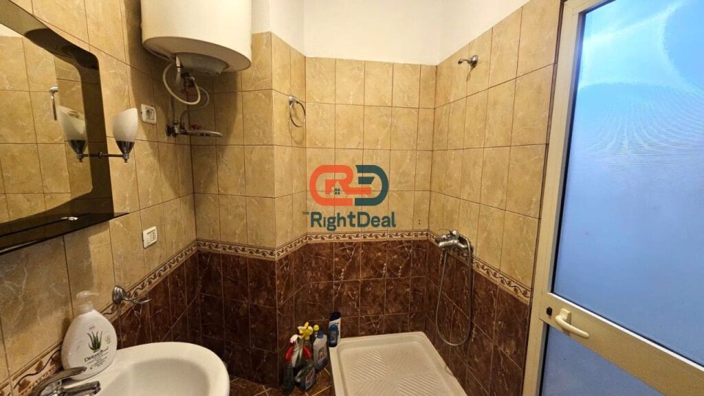 Prane Rr. Barikadave Jepet me Qira Apartament 2+1 Totalisht I Mobiluar!!!