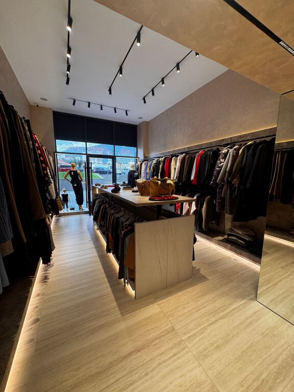 LOCALE COMMERCIALE IN VENDITA LUNGO LA STRADA