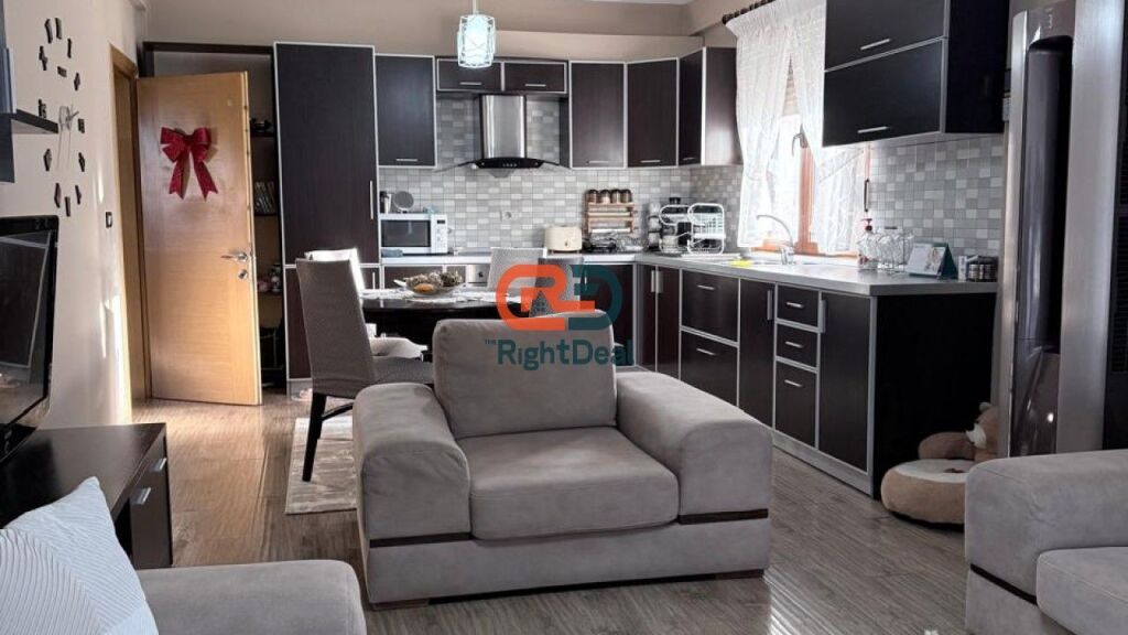 A Korce, Villa su 3 Piani in Vendita, Ideale per Abitare e Investire!