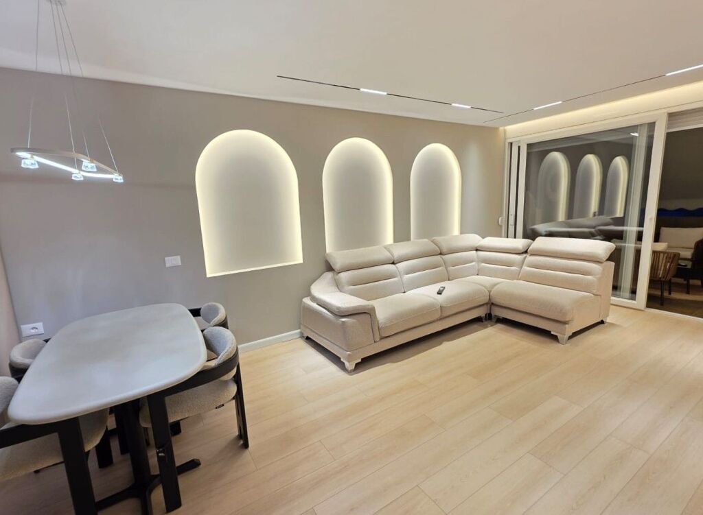 Apartament 2+1 me verandë, tek Ish Ekspozita!