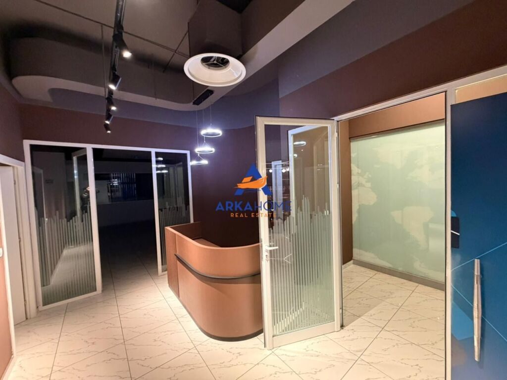 JEPET ZYRE ME QERA 370M2 "TE CASA ITALIA" 3700 EURO (I DISKUTUESHEM)