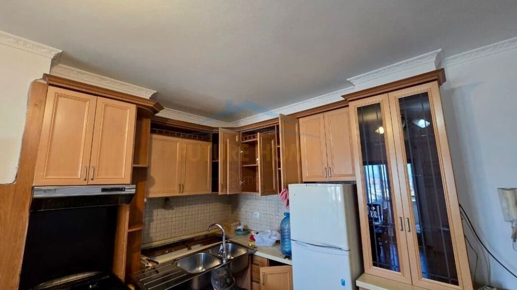 Affitto, Appartamento 1+1, Palazzo con freccia