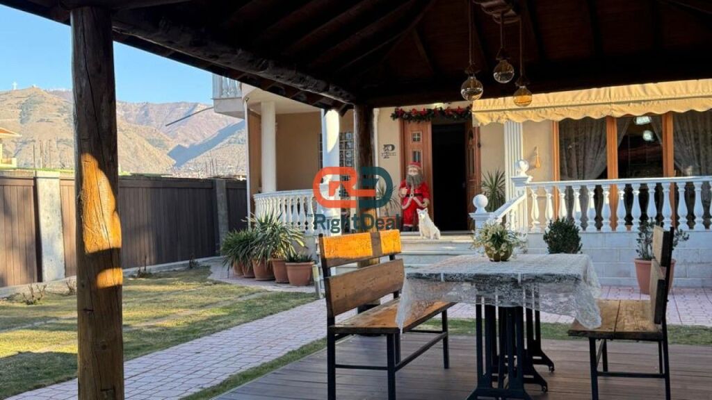 A Korce, Villa su 3 Piani in Vendita, Ideale per Abitare e Investire!