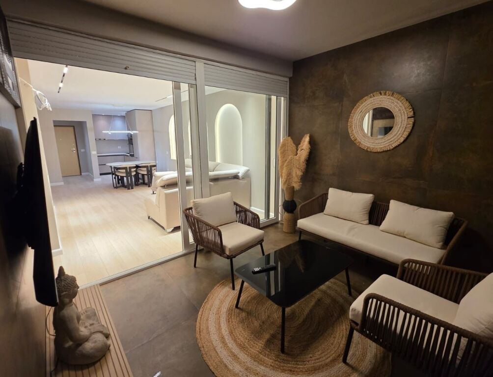 Apartament 2+1 me verandë, tek Ish Ekspozita!