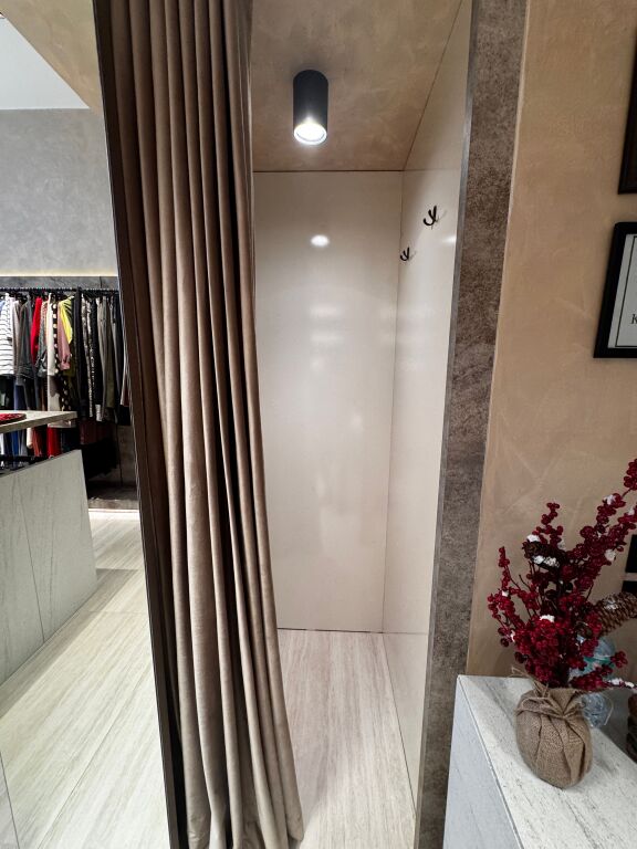 LOCALE COMMERCIALE IN VENDITA LUNGO LA STRADA