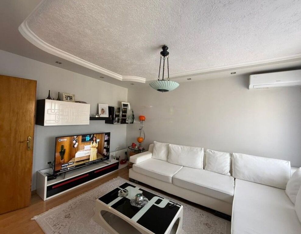 Shitet Apartament 2+1 tek Sheshi Shtraus, Xhamlliku