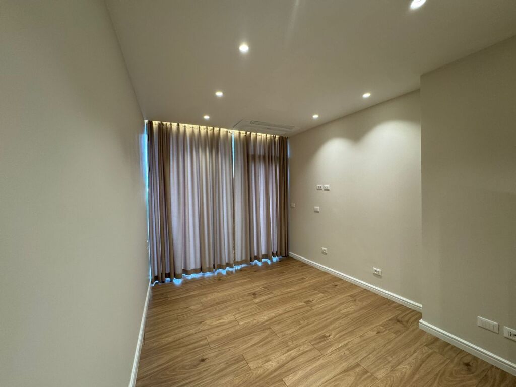 Office space for rent at Lake View Residence 1600€