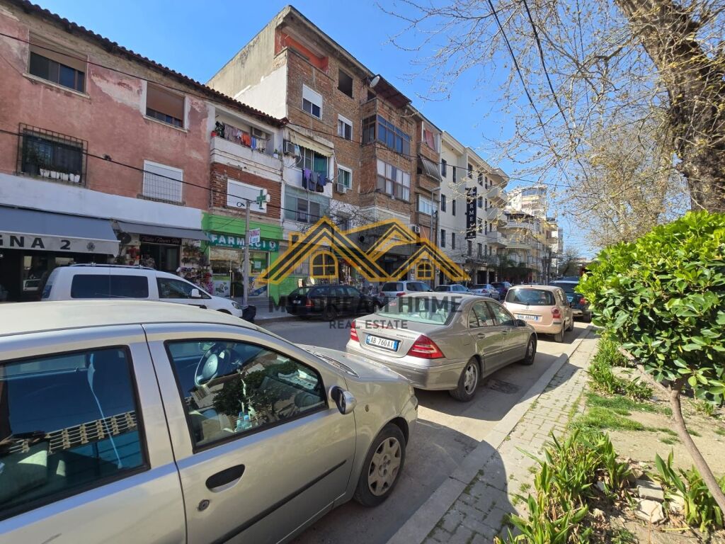 VENDESI COMMERCIALE IN VENDITA VICINO ALLA PIAZZA PRANVERA!