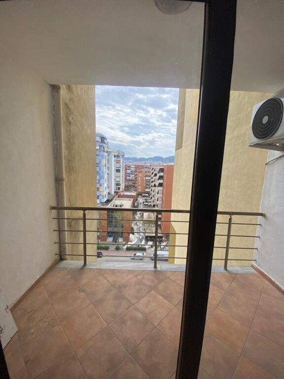 Appartamento 1+1 in affitto, con una superficie di 70 m², centro Concord, 5 Maggio. L'appartamento si trova in un edificio nuovo con ascensore al 4° piano, bagno con finestra e offre condizioni di vita molto buone. zona cucina, zona soggiorno, camera da letto, bagno, balcone.  🔹 Ambiente spazioso e ben organizzato 🔹 Internet pagato fino a giugno 2026 🔹 Zona molto preferita e accessibile 🔹 Due centri commerciali molto vicini e vicino al Mercato 🔹 Vicino a QSUT, ideale anche per studenti o personale medico 🔹 Edificio ben gestito  *620 Euro prezzo trattabile*