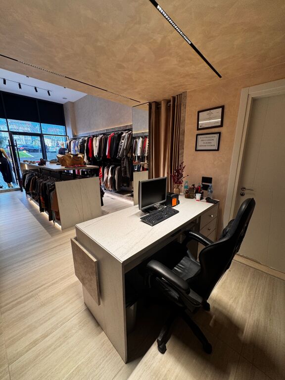 LOCALE COMMERCIALE IN VENDITA LUNGO LA STRADA