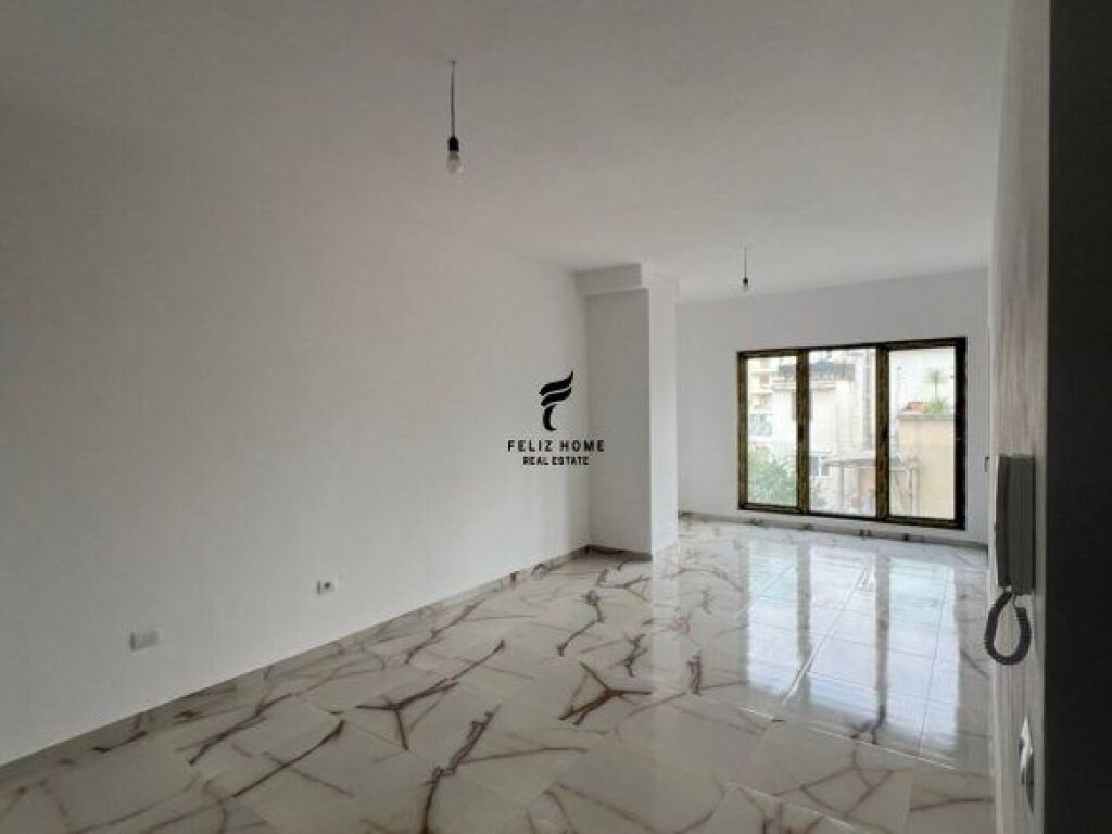 ZYRE ME QERA 76 M2 RRUGA E BARRIKADAVE 70.000 LEKE FH-65984