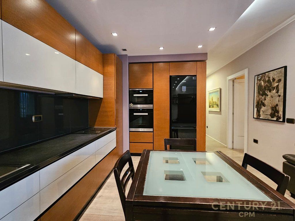 Shitet super Apartament 3+1+2 perball Delijorgjit! 299,000 €