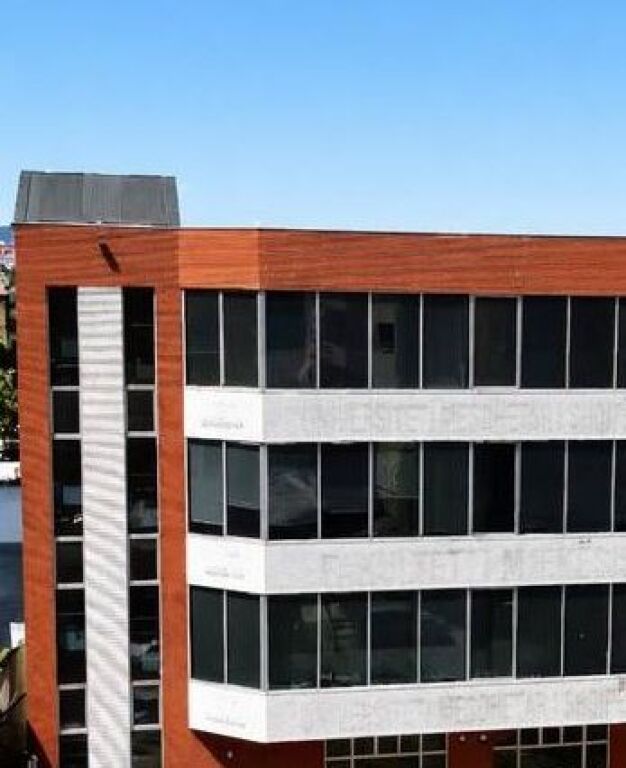 Jepet me qira nje super Godine sherbimi 4 kateshe ne rrugen e Kavajes!