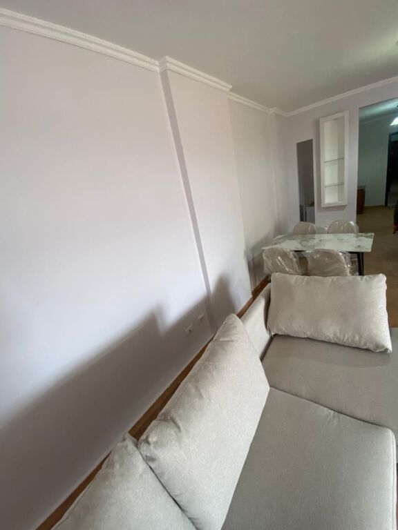 Appartamento 1+1 in affitto, con una superficie di 70 m², centro Concord, 5 Maggio. L'appartamento si trova in un edificio nuovo con ascensore al 4° piano, bagno con finestra e offre condizioni di vita molto buone. zona cucina, zona soggiorno, camera da letto, bagno, balcone.  🔹 Ambiente spazioso e ben organizzato 🔹 Internet pagato fino a giugno 2026 🔹 Zona molto preferita e accessibile 🔹 Due centri commerciali molto vicini e vicino al Mercato 🔹 Vicino a QSUT, ideale anche per studenti o personale medico 🔹 Edificio ben gestito  *620 Euro prezzo trattabile*